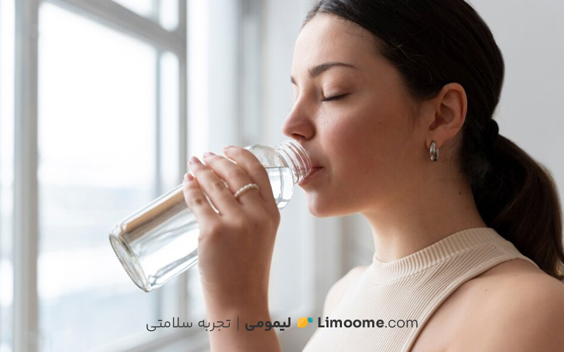 زنی که آب می‌نوشد
